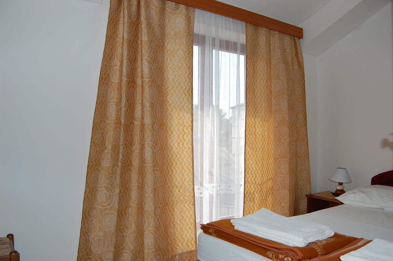 Apartments Myadria Malinska Exterior photo