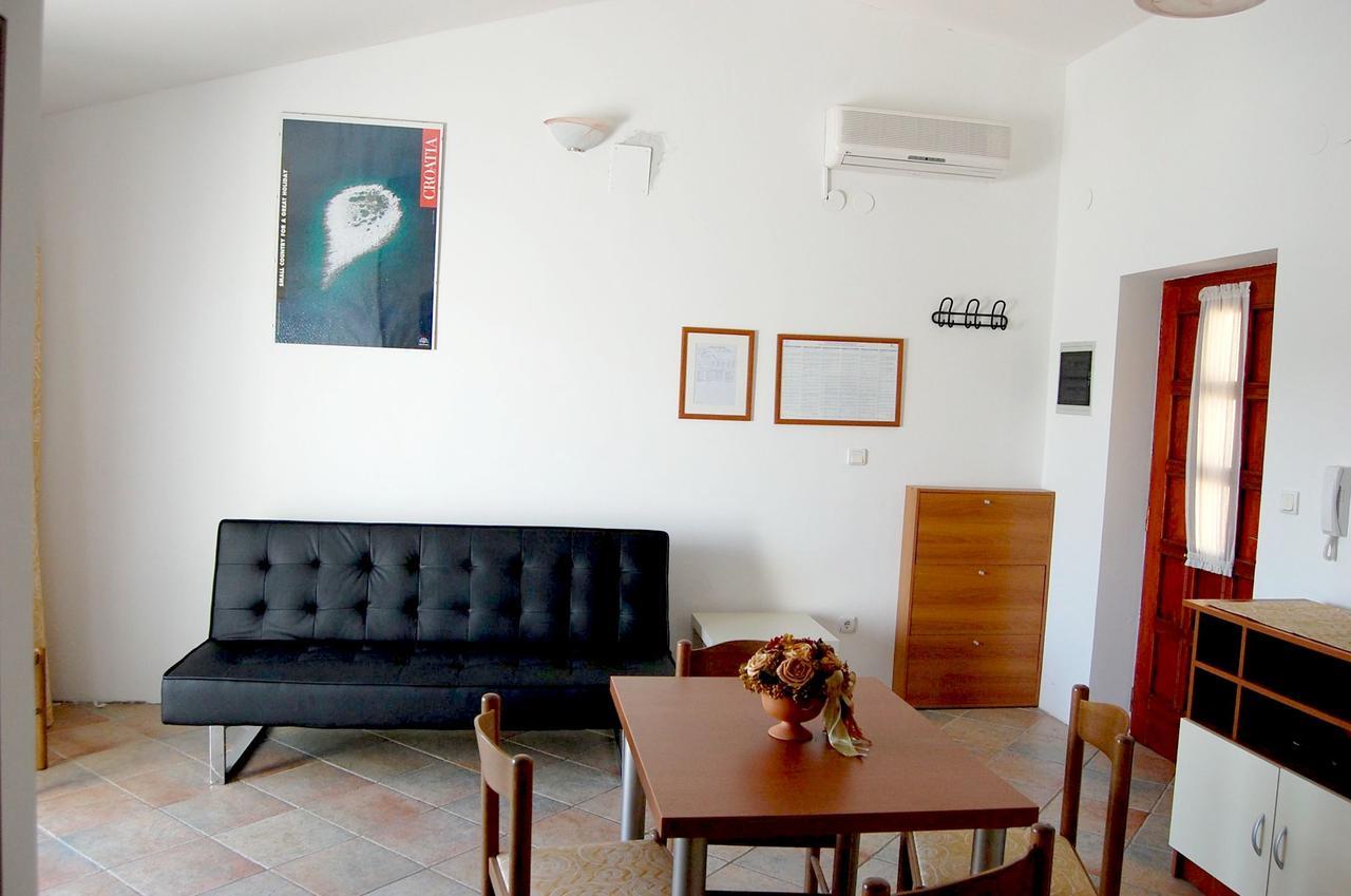 Apartments Myadria Malinska Exterior photo